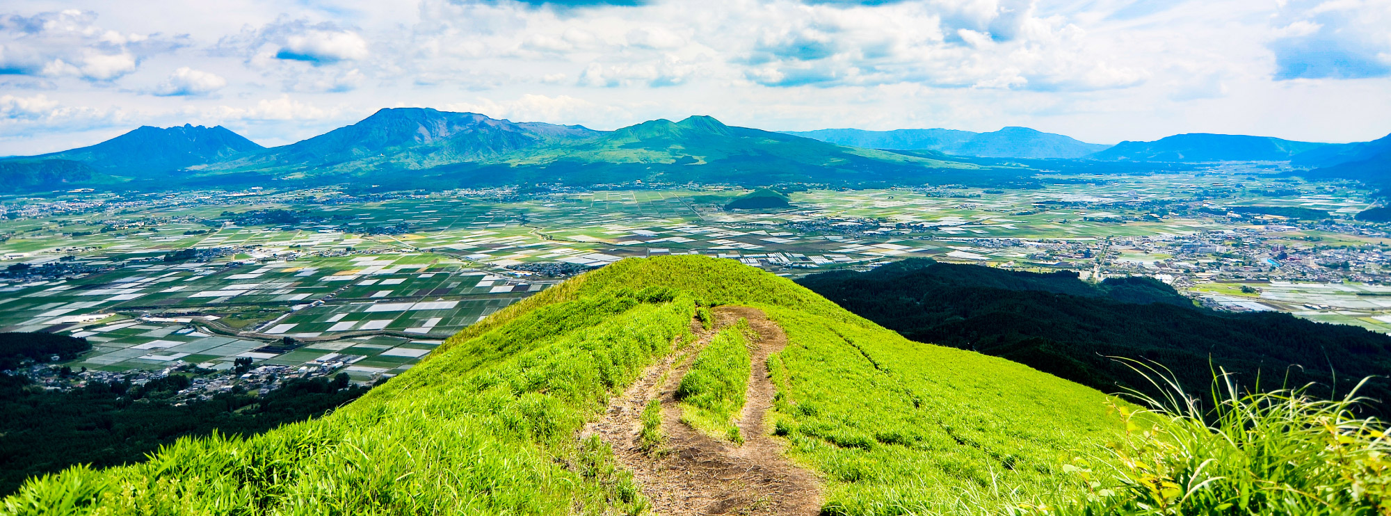 熊本県阿蘇の山並みと緑の風景